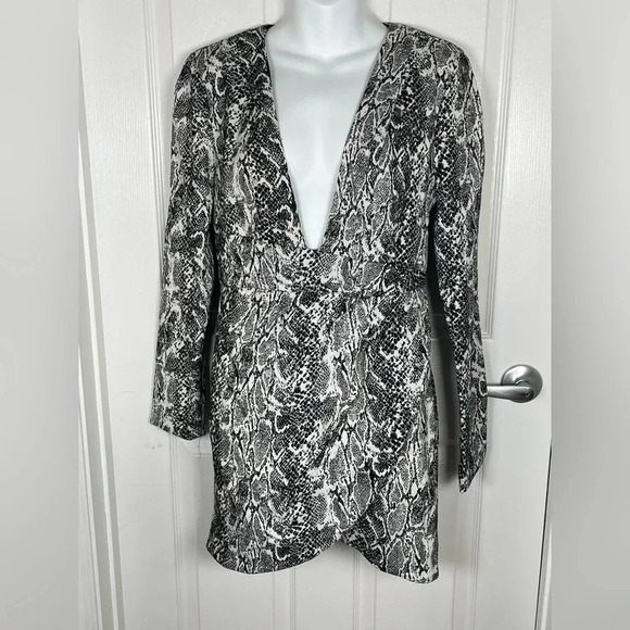 ✨NBD Jamie Mini Dress in black & white‎ snake print - Picture 2 of 10